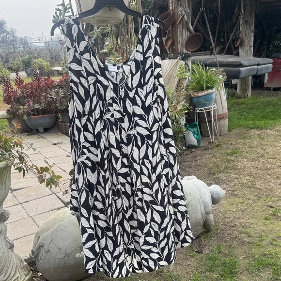 Ava & Viv Black and White Leaf Print Midi Dress - Picture 5 of 5